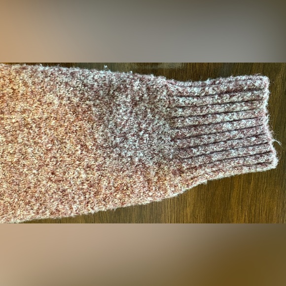 Old Navy knit sweater. 20 in from armpit to armpit. Length 21.5 inches. - Picture 7 of 10